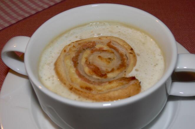Rieslingsuppe mit Lachsschnecke