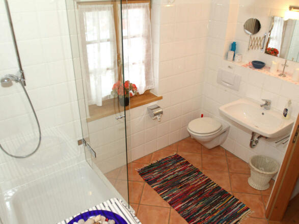das Badezimmer mit Dusche und WC