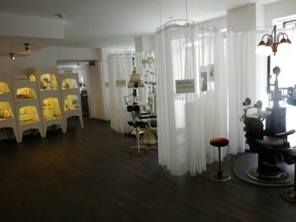 033_2012_0006~©Zahnmuseum_Vitrinen in Zahnform.JPG