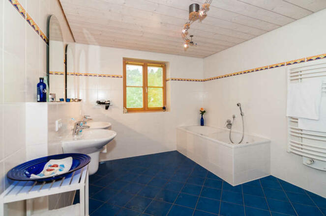 FW Ringberg, Bad mit Doppelwaschbecken und Badewanne