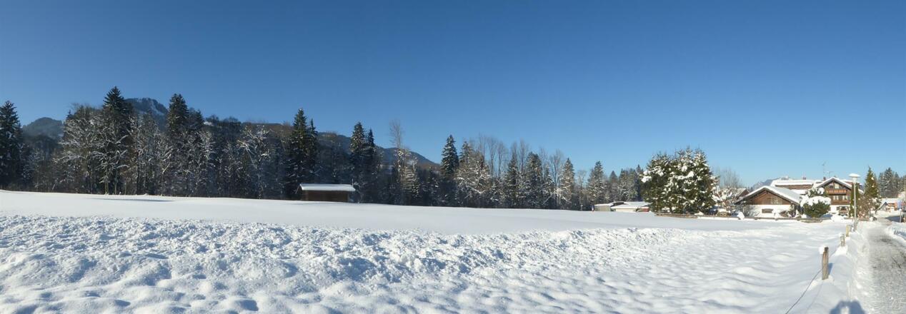 Unser freistehendes Landhaus (rechts im Bild)