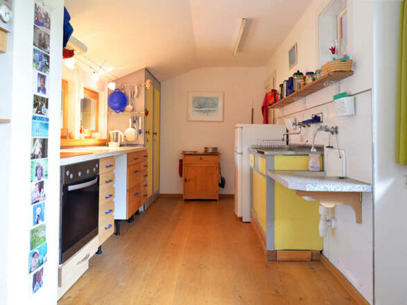 Küche mit modernem Herd, Backofen und Spülmaschine