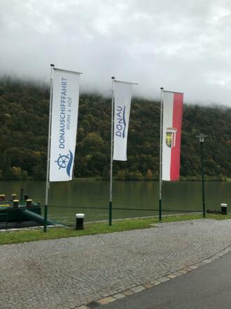 Fahnen Schiffsanlegestelle Wesenufer