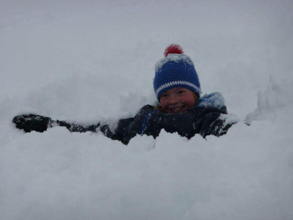 einfach nur im Schnee spielen