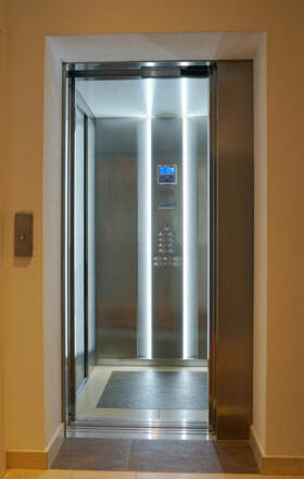 im Haus führt ein Lift direkt vom Erdgeschoss in die 1. und 2. Etage