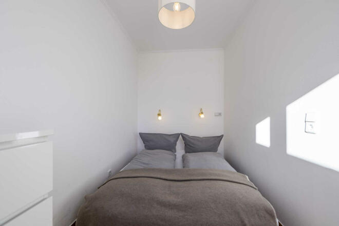 Schlafzimmer mit Ligne-Roset-Schlafsofa &amp; Kommode