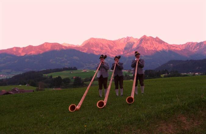 Der Hausherr beim Alphornblasen