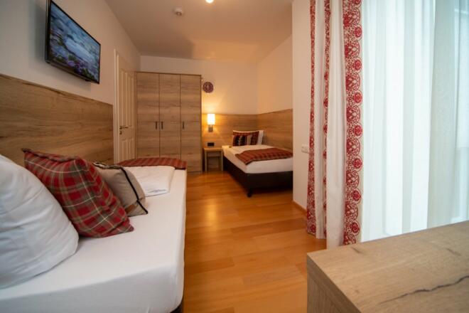 2. Schlafzimmer mit 2 Einzelbetten und Flat-TV