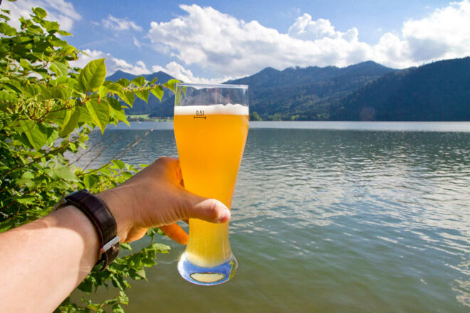 Von uns aus ein Prosit über den See.