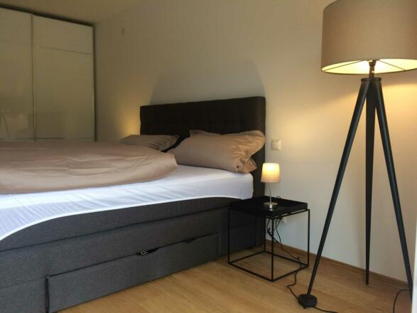 Elegantes Schlafzimmer mit hochwertigen Lampen