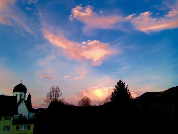 Rosa Wolke über Kapelle