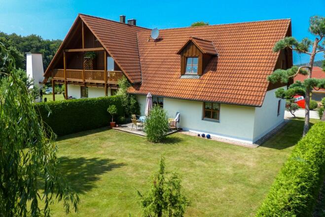 Hausansicht mit Garten