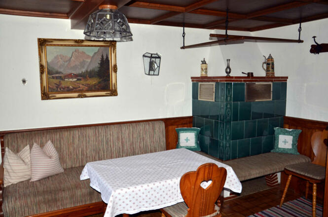 Original bayrische Bauernstube mit gemütlichem Kachelofen