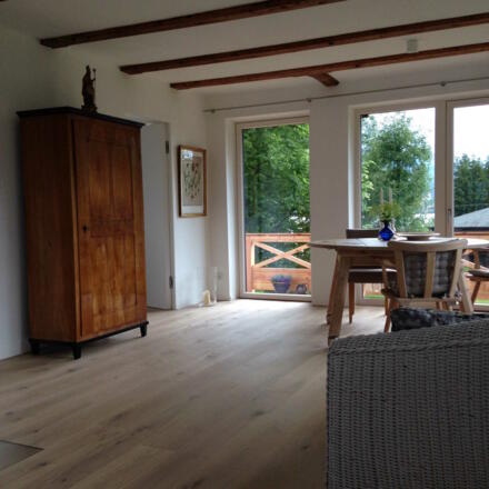 Wohn-/Schlafraum mit Blick zum Balkon (Nachmittagssonne)