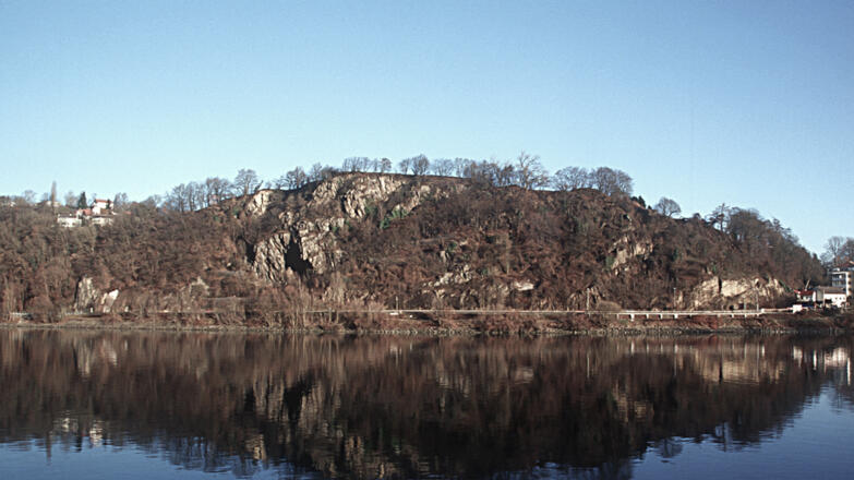 Urfahrw%c3%a4nd_Blick-%c3%bcber-die-sehr-ruhige-tiefblaue-Donau-auf-das-Naturschutzgebiet-Urfahrw%c3%a4nd_c-Limberger-Josef_web