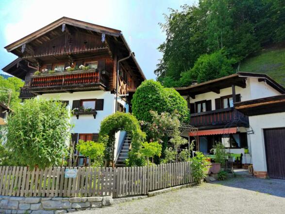 Außenansicht der Ferienwohnung inkl. Parkplatz
