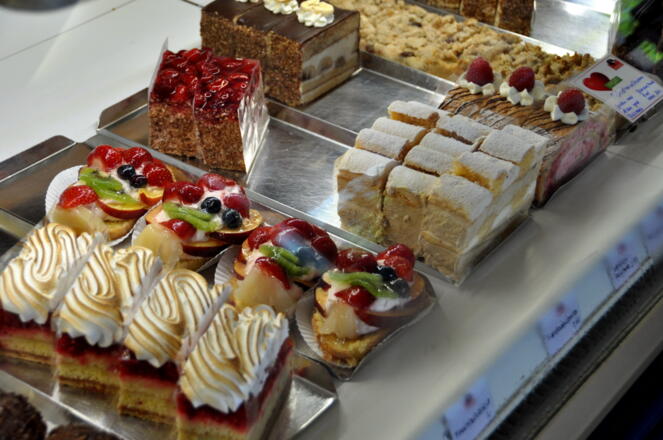 Mehlspeisenvitrine bei Café Konditorei Stöger