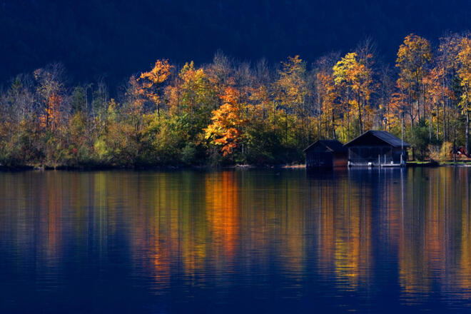 Bunter Herbst am Hallstättersee