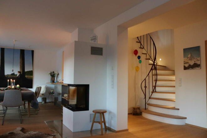 Wohn-Eßraum mit Panoramakamin und Flur