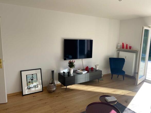 Luxuröses Wohnzimmer mit großem Fernseher und Kabel-TV