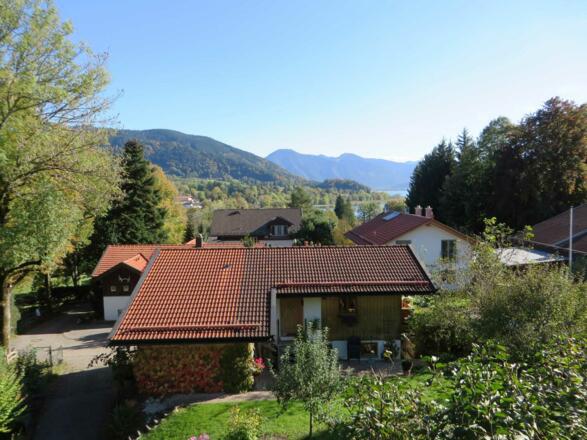 Blick auf die FeWo mit See und Wallberg im Hintergrund
