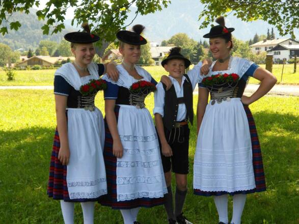 Unsere Tochter Julia mit TrachtlerInnen