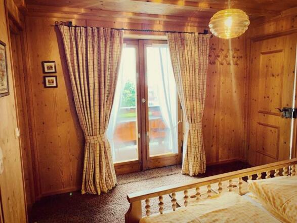 Schlafzimmer mit Doppelbett