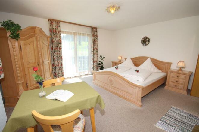 Schlafzimmer DZ im Gästehaus Angelika