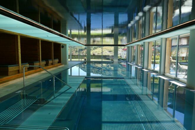 20 Meter Sportbecken mit Blick in den Garten