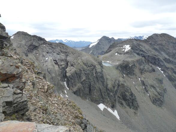 Der Geigenkamm - eine wilde Berglandschaft. Etwas versteckt blinzelt der Hairlacher See hervor.