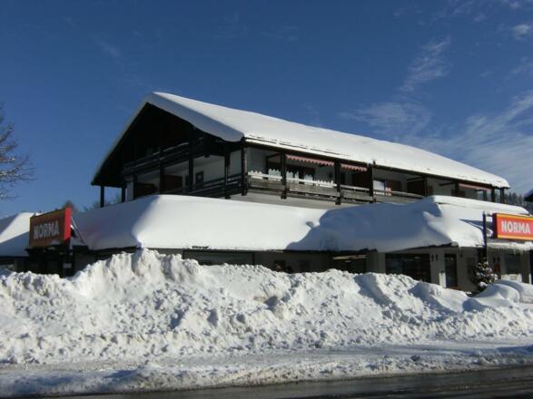 Ein großer Balkon führt über das Eck des Hauses