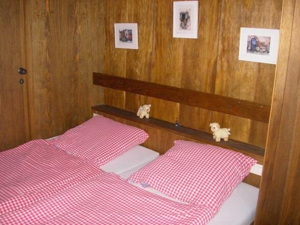 FeWo 2:Schlafzimmer 2 Betten 100x200m