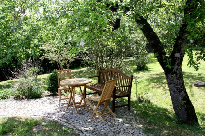 lauschige Sitzplätze und ein schön angelegter Barfußpfad erwarten Sie