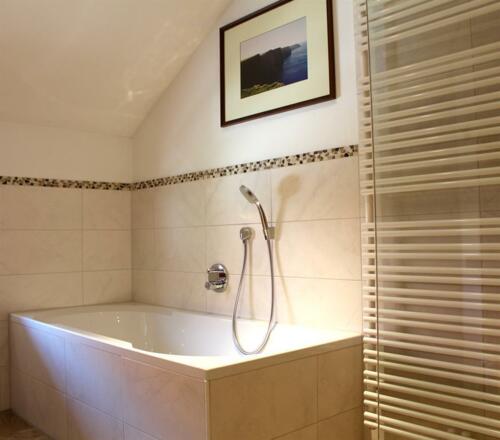 Bad im Familienzimmer 2