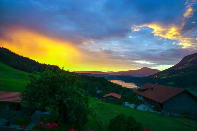 Sonnenaufgang mit Blick auf den großen Alpsee