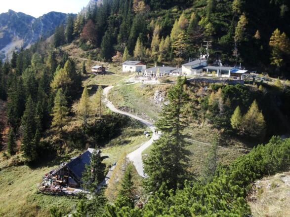 Am Ende des Rundweges hat man wieder die Katrinalmhütte und die Bergstation vor sich.