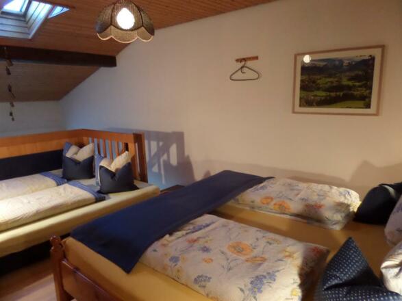 Doppelbett mit Schlafsofa