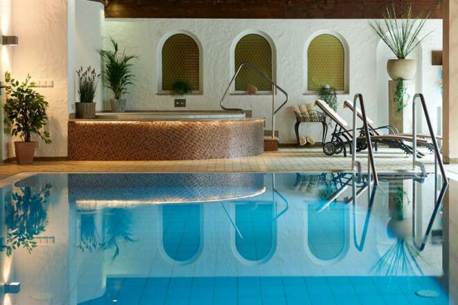 Hallenbad mit Whirlpool