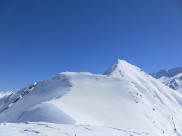 Rücken zum flachen Heidentempelgipfel, dahinter der Glaserer
