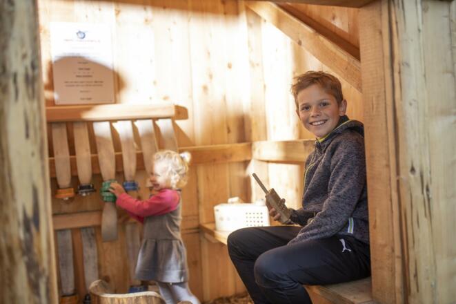 Kinder im Feuerwehrhaus Juppi Zauberwald