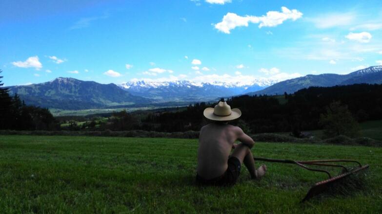 Bei der Heuernte auch mal die Aussicht genießen