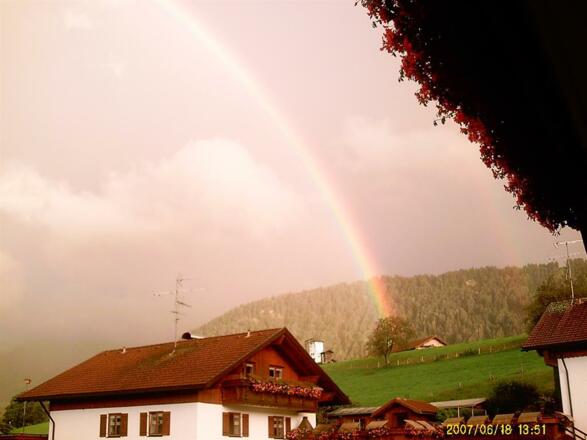 Landschaftsbild mit Regenbogen