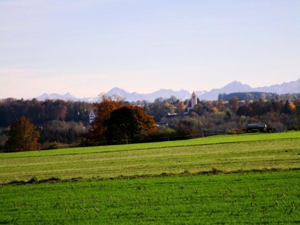 Wanderung mit Blick auf Irsee und dieAlpenkette
