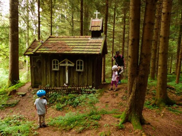 Ausflug mit Pony zur nahe gelegenen Waldkappelle