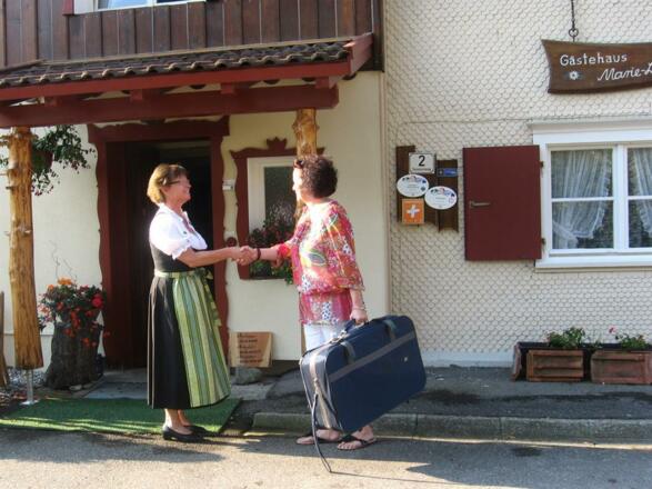 Begrüßung eines Gastes durch Manuela