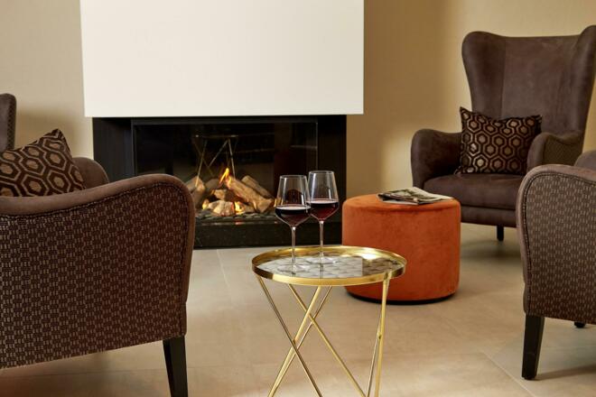 Detail Halle Sessel, Kamin, Feuer, Rotwein