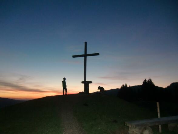 Sonnenaufgang am Gipfelkreuz Hündle