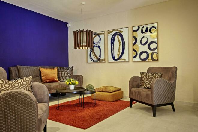 Halle, Sofa, Sessel, Kamin, Bereich vor Küche