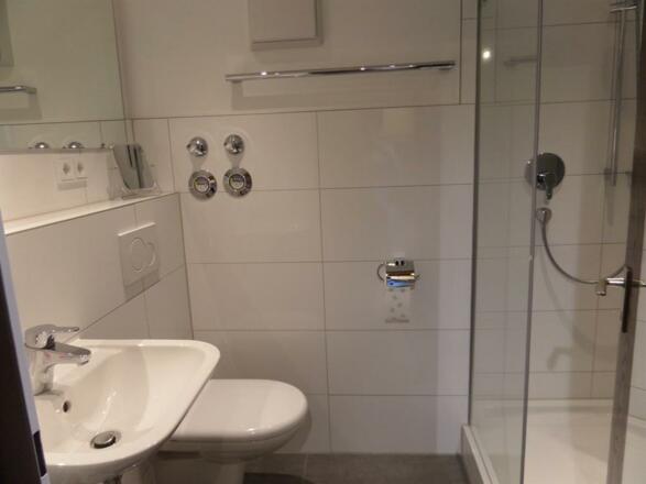 Badezimmer mit Dusche