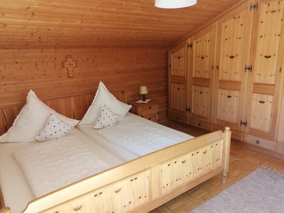 großer Wandschrank im Schlafzimmer